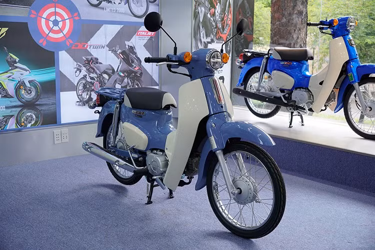 Được giới thiệu lần đầu vào cuối năm 2024, mẫu xe máy số phổ thông huyền thoại Honda Super Cub 50 Final Edition chỉ được sản xuất giới hạn 2.000 chiếc dành riêng cho thị trường nội địa Nhật Bản.