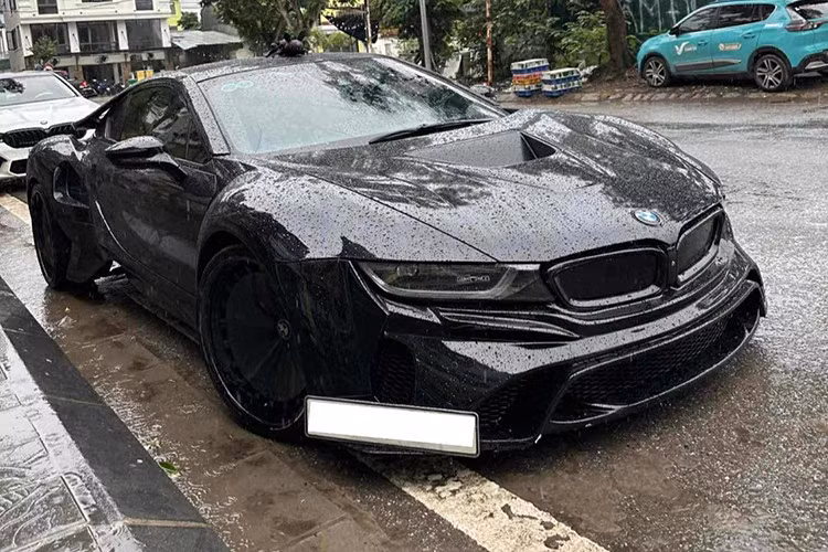 Với hàng chục xe BMW i8 được nhập về Việt Nam trong 10 năm qua, không thiếu các xe đã qua sử dụng đang được chào bán, tuy nhiên, mức giá chung đều trên 2 tỷ đồng, xe tốt nhất có giá 2,05 tỷ đồng, và vì thế, 1 chiếc xe BMW i8 có giá dưới 2 tỷ đồng đã thu hút sự chú ý.
