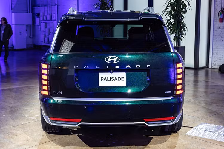 Hyundai Palisade Hybrid 2026 mới ra mắt Indonesia có chiều dài 5.065 mm, rộng 1.980 mm, cao 1.805 mm, cùng chiều dài cơ sở đạt 2.970 mm – đảm bảo không gian nội thất rộng rãi cho 3 hàng ghế.