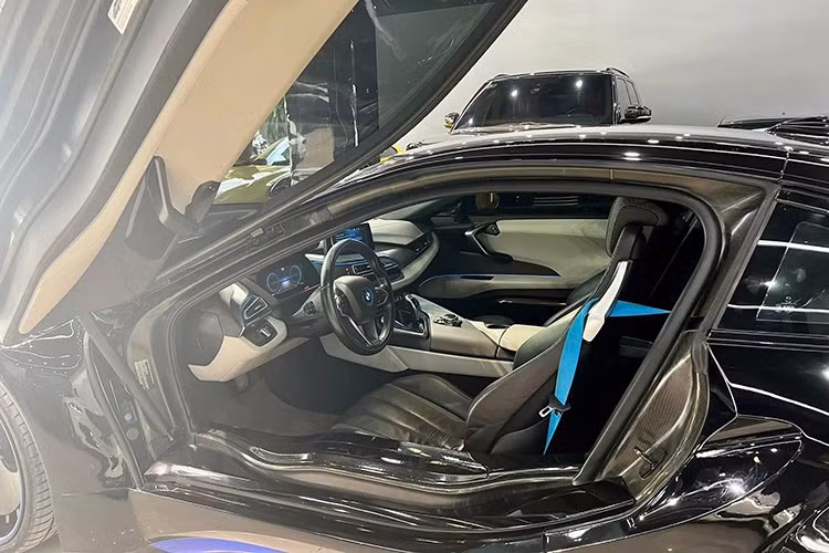 Chiếc xe BMW i8 này có thể gây lo lắng cho người mua làm sao có thể di chuyển trên đường phố khi phần gầm xe quá thấp, tuy nhiên, người độ đã trang bị hệ thống phuộc mới của Airllen nhằm giúp mẫu xe này có thể hạ gầm gần sát mặt đường nhưng khi cần di chuyển qua các con đường xấu, phuộc của xe sẽ nâng lên giúp xe di chuyển thoải mái.