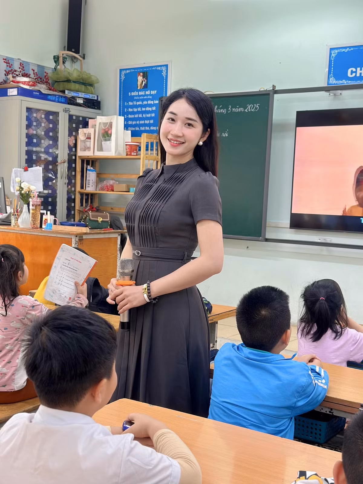 Phương Thảo luôn biết cách chọn những bộ đồ tôn được lợi thế vóc dán
