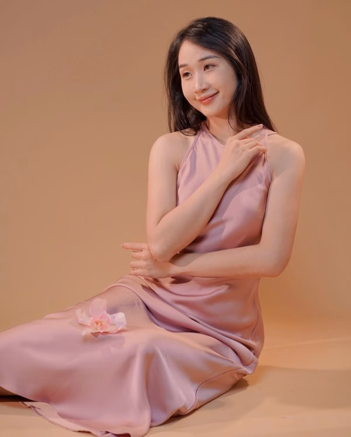 Trong bức ảnh mới trên trang cá nhân, cô giáo hot girl Phương Thảo diện chiếc váy lụa màu hồng nhẹ nhàng và mềm mại.
