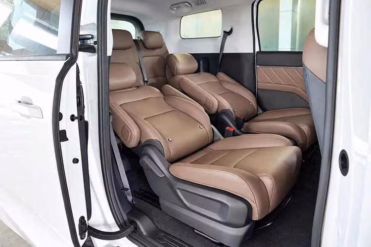 Giá niêm yết chính thức cũng chưa được công bố. Theo một số tư vấn bán hàng, Darion EV 450km được dự đoán ở mức khoảng 750 triệu đồng, còn Darion EV 500km có thể vượt ngưỡng 800 triệu đồng. Nếu mức giá này được áp dụng, Darion sẽ trở thành sản phẩm có giá bán cao nhất trong danh mục xe Wuling tại Việt Nam.
