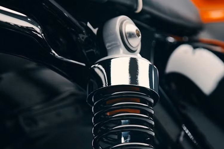 Sức mạnh của T40 đến từ động cơ xi-lanh đơn TR Series dung tích 400cc, làm mát bằng dung dịch, được tinh chỉnh riêng cho dòng Bonneville. Khối động cơ này sản sinh công suất tối đa 32PS tại 7.000 vòng/phút và mô-men xoắn cực đại 36Nm tại 5.000 vòng/phút.