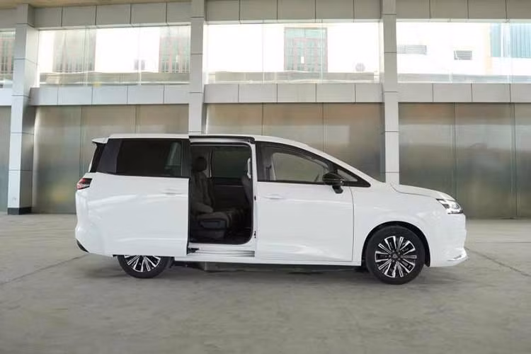 Không chỉ vậy, kích thước của Wuling Darion nhỉnh hơn Toyota Innova Cross, BYD M6 và VinFast Limo Green. Chiều dài cơ sở đạt 2.910 mm, cũng vượt các mẫu xe kể trên. Nhờ đó, Darion có cơ sở để bố trí không gian cho các hàng ghế, tuy nhiên diện tích sử dụng thực tế còn phụ thuộc vào cách thiết kế khoang nội thất.
