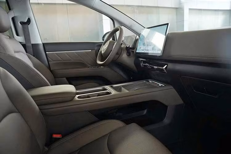 Dù vậy, khả năng Wuling đưa cả hai tùy chọn động cơ ra thị trường Việt Nam trong sự kiện ngày 16/10 vẫn chưa được xác nhận. Những thông tin do nhân viên kinh doanh tại đại lý cung cấp thời gian qua chủ yếu xoay quanh hai cấu hình thuần điện.