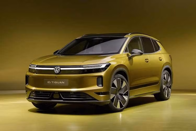 Volkswagen vừa chính thức giới thiệu mẫu SUV thuần điện ID Tiguan hoàn toàn mới. Khác với xu hướng thiết kế lạ mắt trên nhiều dòng xe điện hiện nay, hãng xe Đức lựa chọn tiếp cận nhóm khách hàng truyền thống bằng kiểu dáng SUV quen thuộc, ưu tiên tính thực dụng cùng không gian vận hành bề thế.