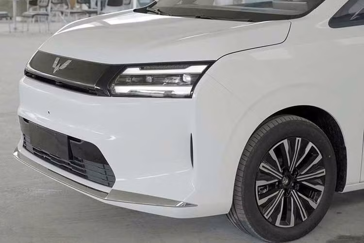 Hiện Wuling chưa công bố danh sách trang bị cụ thể của Darion tại Việt Nam. Tuy nhiên, website nhà phân phối đã đề cập đến hai tùy chọn hệ truyền động, gồm thuần điện (EV) và hybrid cắm sạc (PHEV). Riêng phiên bản chạy điện dự kiến có hai cấu hình, với phạm vi hoạt động được công bố ở mức 450 km và 500 km.