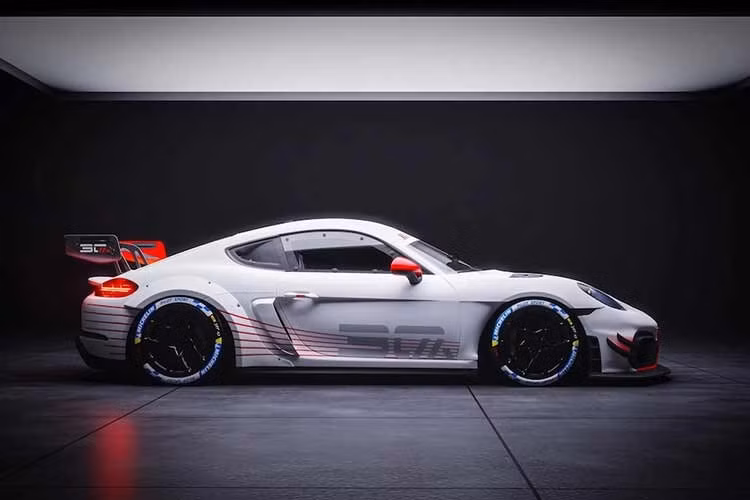 Porsche 718 GT4 RS Clubsport MR 30 cũng nhận được các chi tiết đồ họa kỷ niệm 30 năm ở nội ngoại thất nhưng không có sự điều chỉnh về mặt cơ khí động cơ như người anh em 911.