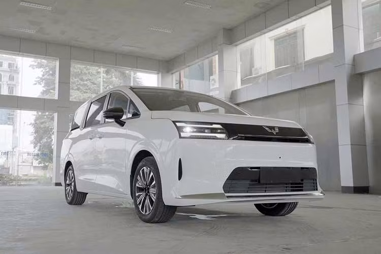 Tham khảo phân khúc MPV cỡ trung tại Việt Nam, Toyota Innova Cross hiện được chào bán từ 730 triệu đồng, trong khi BYD M6 có giá 756 triệu đồng. Ngoài yếu tố giá, phiên bản EV còn phải đối mặt với bài toán hạ tầng sạc công cộng. Trong khi đó, VinFast Limo Green đang có lợi thế về chính sách miễn phí sạc tại hệ thống V-Green đến năm 2029, tối đa 10 lượt mỗi tháng.