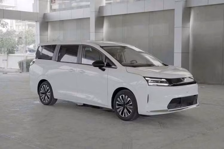 Đặt cạnh Wuling Grango từng xuất hiện trước đó, Darion có sự khác biệt về tỷ lệ thân xe và kích thước tổng thể. Mẫu MPV này dài 4.910 mm, rộng 1.850 mm và cao 1.770 mm, tương đương nhóm xe cỡ trung như Hyundai Custin.