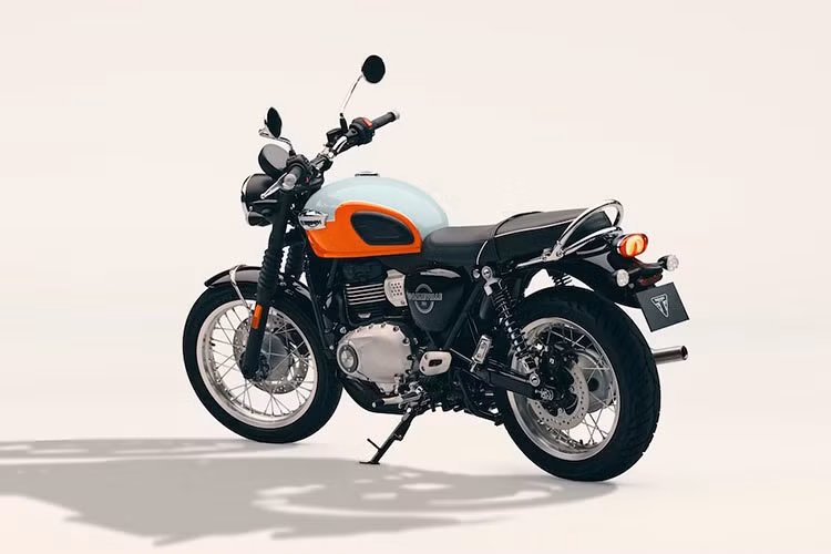 Dù chỉ có động cơ 400cc nhưng Triumph Bonneville T40 thừa hưởng hoàn toàn thiết kế kinh điển, độ hoàn thiện cao và giá trị của các "đàn anh" lớn hơn thuộc dòng Bonneville. Thiết kế tổng thể của Bonneville T40 nổi bật với bình xăng hình giọt nước có viền chỉ sơn thủ công, đèn pha LED tròn tích hợp đèn định vị ban ngày (DRL), vành nan hoa và hệ thống giảm xóc đôi phía sau.