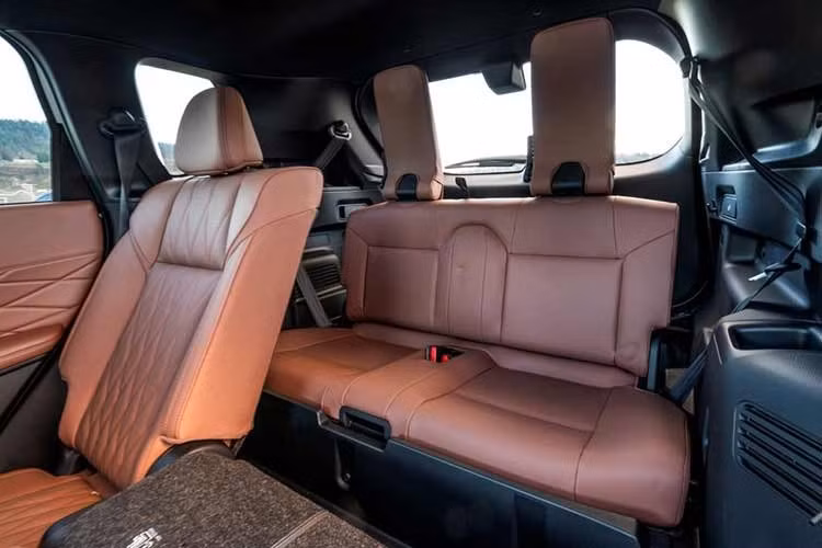 Mitsubishi Outlander thế hệ mới được trang bị hệ thống âm thanh Yamaha, điều hòa tự động 3 vùng độc lập và cửa sổ trời toàn cảnh. Xe tiếp tục duy trì kết cấu 3 hàng ghế dạng 5+2, trong đó hàng ghế thứ ba có khả năng gập phẳng để mở rộng không gian chứa đồ.