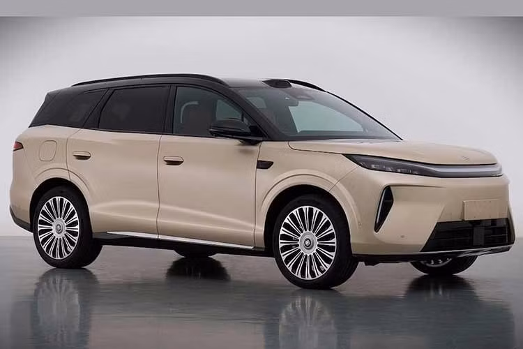 BYD Tang EV thế hệ mới vừa xuất hiện trên cơ sở dữ liệu đăng kiểm tại Trung Quốc với phiên bản dẫn động bốn bánh (AWD) trang bị động cơ đôi, đạt tổng công suất tối đa 515 kW (691 mã lực) và tốc độ tối đa 250km/h. Mẫu SUV điện 5 chỗ này dự kiến sẽ chính thức ra mắt thị trường Trung Quốc vào quý 4 năm 2026 và sau đó được phân phối ra quốc tế với tên Sealion 8.