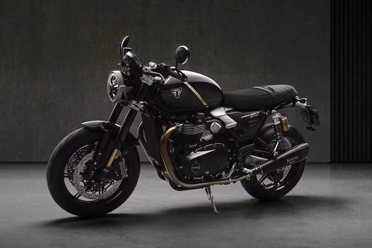 Cụm đồng hồ hiển thị của Triumph Speed Twin TFC dạng tròn kết hợp màn hình LCD đơn sắc và màn hình TFT màu, đi kèm cổng sạc USB-C phục vụ nhu cầu sạc thiết bị di động. Xe hiện đang được trưng bày tại các đại lý chính hãng của Triumph tại Việt Nam.