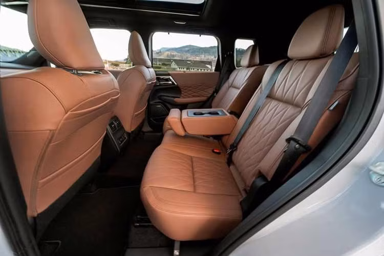 Tại thị trường quốc tế, mẫu SUV cỡ C này được tích hợp nhiều tiện ích hiện đại như: màn hình cảm ứng trung tâm 12,3 inch kết nối Apple CarPlay/Android Auto không dây, bảng đồng hồ kỹ thuật số, màn hình hiển thị thông tin trên kính lái (HUD), đế sạc không dây...