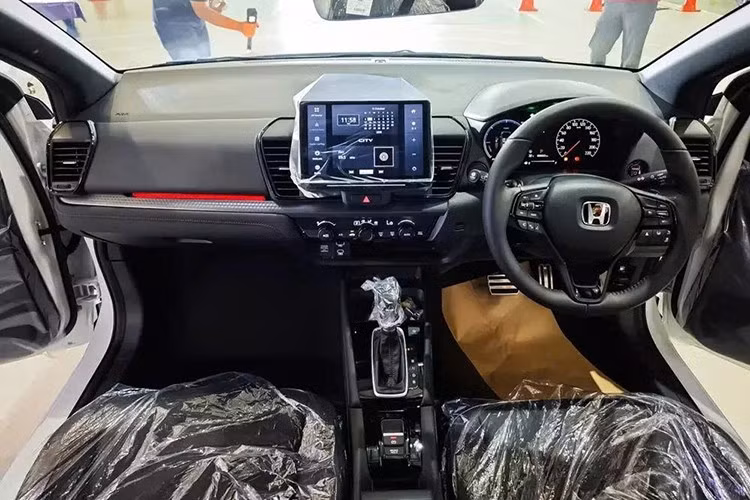 Khoang nội thất cũng nhận được những nâng cấp tương tự Honda City Sedan 2026. Các thay đổi bao gồm màn hình cảm ứng giải trí Display Audio 10 inch lớn hơn trên những phiên bản cao cấp và ốp mặt táp-lô mới với họa tiết 3D màu bạc, đi kèm đường viền màu đỏ. Hệ thống đèn viền nội thất cũng được bổ sung, có màu đỏ hoặc xanh dương, tùy phiên bản. Riêng bản RS có thiết kế bọc ghế mới.