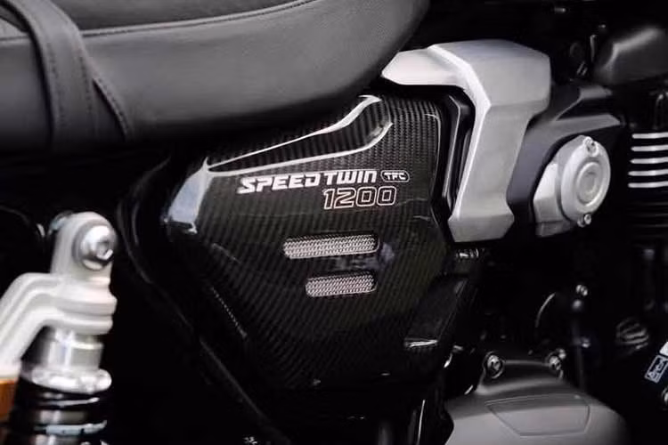 Để tạo điểm nhấn tương phản, Triumph sử dụng xích tải, chân phuộc và bình dầu rời mạ hợp kim màu vàng. Yên xe dạng liền bọc da kết hợp da lộn thể thao, hoàn thiện bằng các đường chỉ khâu thủ công.
