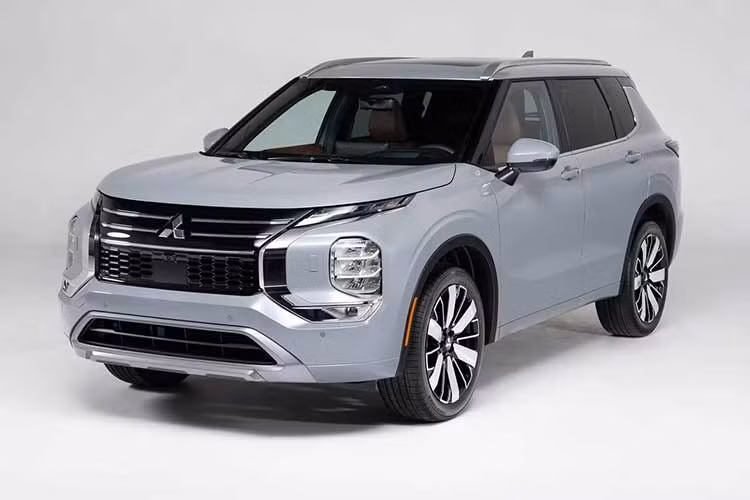 Được biết, Outlander trở lại danh mục sản phẩm của hãng tại Việt Nam trong năm nay. Mẫu SUV hạng C này từng tạm ngừng kinh doanh từ cuối năm 2025, nay trở lại với thế hệ mới nhất, đồng thời chuyển sang nhập khẩu nguyên chiếc từ Nhật Bản thay vì tiếp tục lắp ráp trong nước.