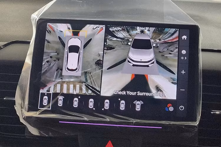 Cả ba phiên bản đều có màn hình giải trí 10 inch, hỗ trợ Apple CarPlay và Android Auto không dây. Trong khi đó, ở Việt Nam, màn 10 inch chỉ xuất hiện trên City RS. Các trang bị khác gồm đồng hồ kỹ thuật số TFT 7 inch, cửa gió điều hòa hàng ghế sau và cổng sạc USB phía sau. Bản V có gương chiếu hậu ngoài tự động gập, trong khi hai bản RS bổ sung gương chiếu hậu trong xe chống chói tự động. Bản RS e:HEV có thêm sạc điện thoại không dây.