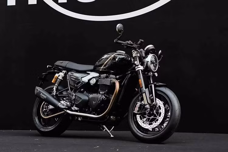 Ra mắt hồi tháng 7/2026, hiện những chiếcTriumph Speed Twin 1200 TFC đầu tiên đã được nhập về Việt Nam qua nhà phân phối chính hãng. Mẫu xe này chỉ được sản xuất giới hạn 750 chiếc với một số lượng rất ít về Việt Nam.