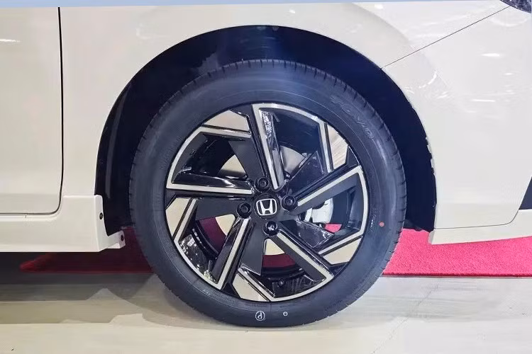 Về an toàn, "dàn" tính năng dồi dào hơn so với Honda City đang bán ở Việt Nam. Hai bản RS được trang bị camera quan sát 360 độ. Xe tiếp tục sử dụng hệ thống ghế ULTRA Seats với bốn cách bố trí, phục vụ nhu cầu chở người hoặc hành lý.