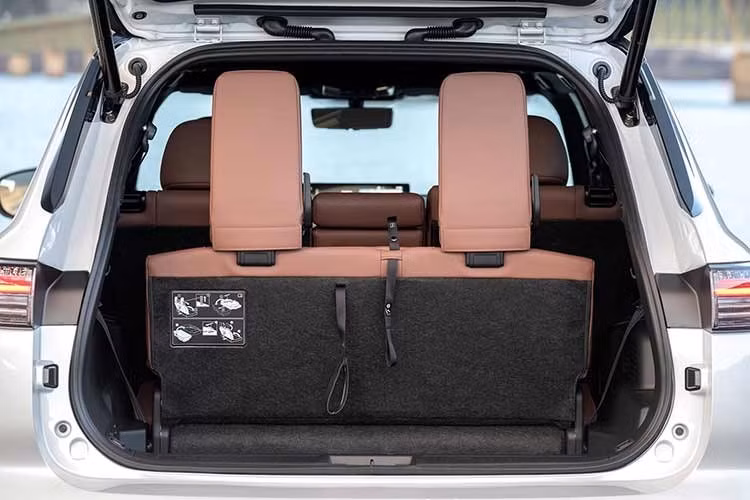 Tham khảo tại thị trường Bắc Mỹ, phiên bản mild-hybrid của Outlander 2026 được trang bị động cơ xăng 4 xi-lanh, tăng áp 1.5L kết hợp cùng hệ thống điện 48V.