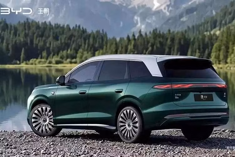 Hệ thống giao diện mô-đun "Giant Screen UI" cho phép tùy chỉnh cửa sổ ứng dụng linh hoạt, tích hợp trợ lý AI "Xiao Mianbao" có khả năng nhận diện hình ảnh, giọng nói và biểu cảm sinh động. BYD Tang thế hệ thứ 3 sẽ là mẫu xe tiên phong dùng giao diện màn hình trung tâm mới này.