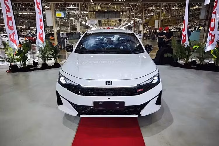 Tại Malaysia, Honda áp dụng bảo hành xe 8 năm không giới hạn số km. Pin hybrid trên bản RS e:HEV được bảo hành 10 năm theo điều kiện của hãng. Khách mua xe mới còn có thể nhận hỗ trợ tiền mặt 4.000 ringgit (tương đương khoảng 25 triệu đồng).