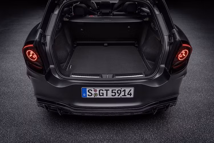 Mercedes-AMG GT SUV được trang bị hệ thống treo AMG Active Ride Control+ mới (trang bị tiêu chuẩn trên GT63 và tùy chọn trên GT55). Hệ thống này sử dụng các giảm chấn thủy lực kết hợp bóng hơi điều chỉnh, loại bỏ thanh cân bằng truyền thống nhằm giữ cho thân xe phẳng khi vào khúc cua, hạn chế hiện tượng chúi đầu khi phanh gấp hoặc bốc đầu khi tăng tốc đột ngột.