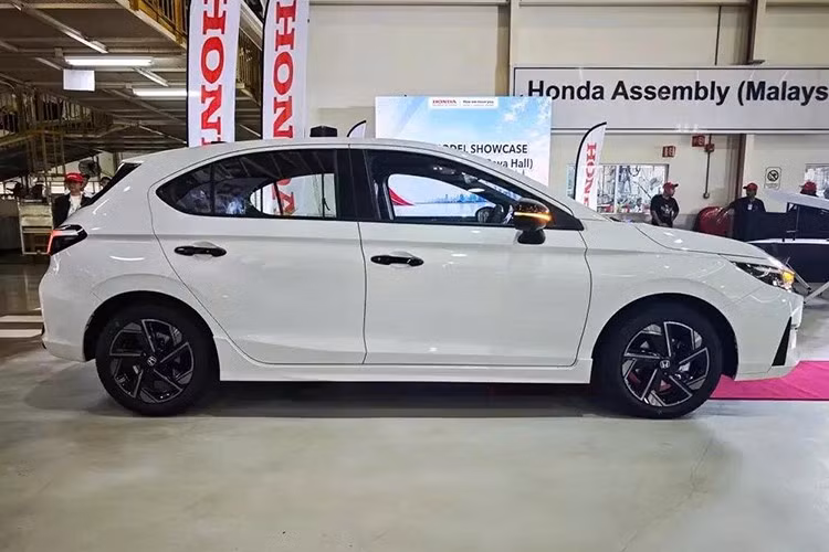 Cũng giống City Sedan, Honda City Hatchback 2026 có thiết kế đầu xe mới, một số thay đổi nhỏ về ngoại thất và nâng cấp trong khoang nội thất. Trong đó, phần đầu xe được làm sắc sảo hơn với những thay đổi bao gồm cụm đèn pha LED kép dạng projector thanh mảnh hơn và cản trước mới. Thiết kế phần dưới của cản trước sẽ thay đổi tùy theo phiên bản.