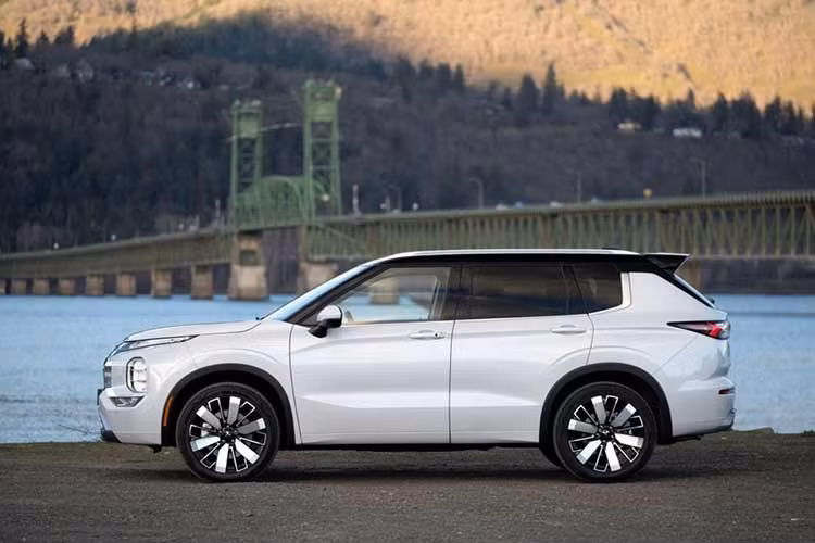Trước đó, ông Tomoki Yanagawa, Tổng Giám đốc Mitsubishi Motors Việt Nam, đã xác nhận kế hoạch phân phối Outlander thế hệ mới tại Việt Nam trong năm nay, bên lề sự kiện ra mắt Mitsubishi Pajero thế hệ mới ở Nhật Bản. Theo thông tin được công bố, mẫu xe sẽ sử dụng hệ truyền động hybrid nhẹ (mild-hybrid).