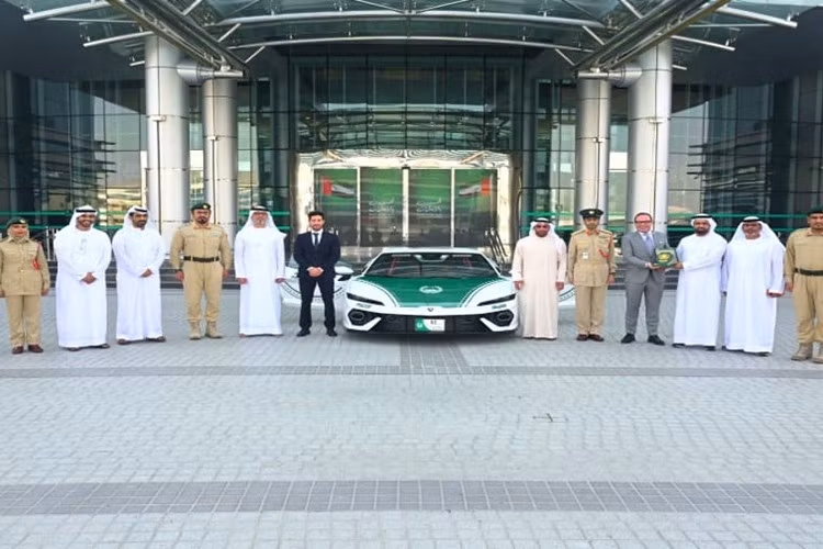 Cảnh sát Dubai vừa bổ sung thêm một siêu xe nữa vào đội xe tuần tra cao cấp nổi tiếng thế giới của mình. Chiếc xe mới nhất là Lamborghini Temerario, được đưa vào sử dụng thông qua sự hợp tác giữa Lamborghini Abu Dhabi và Dubai.