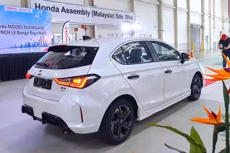 Ở phía sau, xe được trang bị bộ khuếch tán gió có thiết kế mới. Mẫu hatchback 5 cửa này cũng có các thiết kế mâm xe mới giống Honda City Sedan 2026, trong đó bản RS sử dụng vành hợp kim 16 inch sơn đen Berlina Black kết hợp bề mặt gia công tối màu.