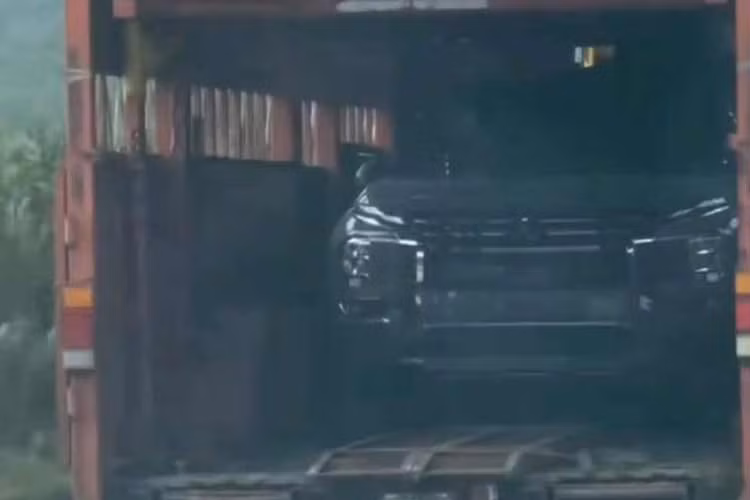 Mới đây, trên mạng xã hội bất ngờ lan truyền hình ảnh một chiếc Mitsubishi Outlander thế hệ mới màu đen xuất hiện trên xe chuyên dụng di chuyển qua cao tốc Bắc - Nam, đoạn thuộc địa phận Nghệ An. Hiện chưa rõ chiếc Outlander 2026 mới này được đưa về Việt Nam nhằm phục vụ mục đích gì.