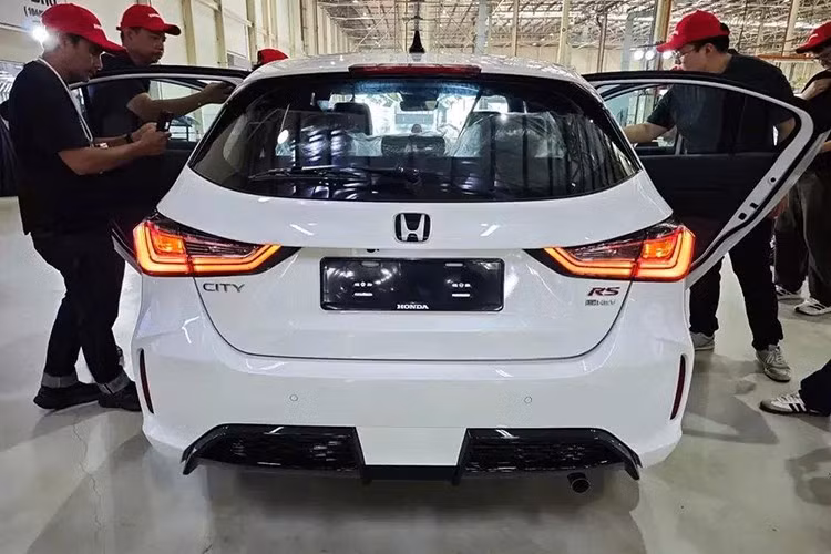 Honda Cyty hatchback 2026 phiên bản RS e:HEV sẽ vẫn sử dụng hệ truyền động hybrid i-MMD, gồm mô-tơ điện công suất 109 PS, mô-men xoắn 253 Nm và động cơ xăng 1.5L công suất 98 PS.