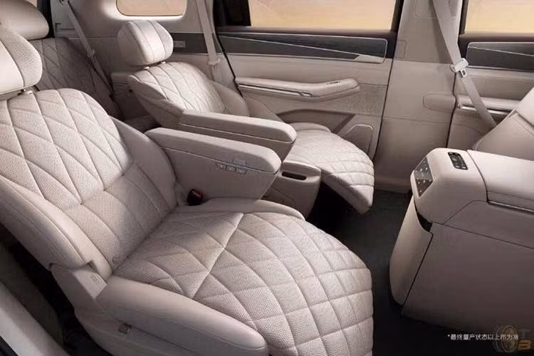 Không gian nội thất của BYD Tang EV thế hệ mới nổi bật với kiến trúc màn hình đôi gồm màn hình 35,4 inch đặt dưới kính chắn gió thay thế bảng đồng hồ truyền thống và màn hình cảm ứng trung tâm 30 inch.