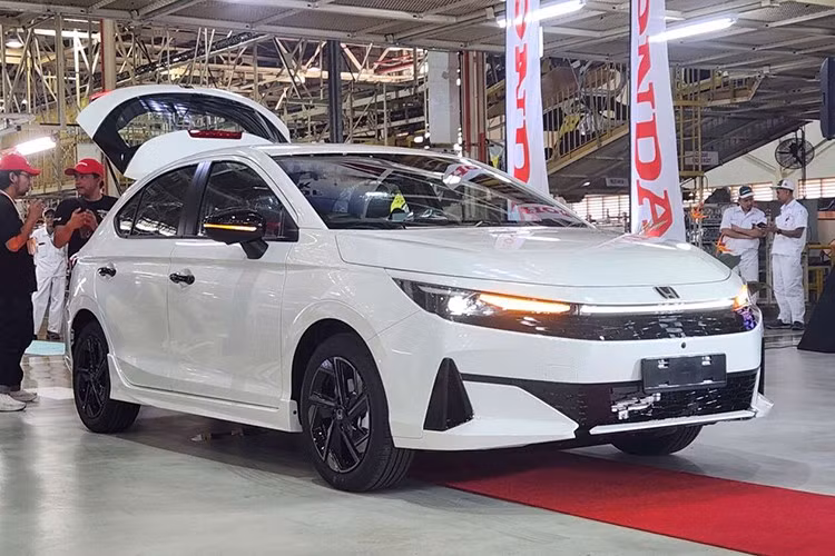 Ở phiên bản mới, Honda loại bỏ hai bản S và E, giữ lại ba phiên bản V, RS máy xăng và RS e:HEV hybrid. Giá bán lần lượt là 95.900 ringgit (khoảng 600 triệu đồng), 100.900 ringgit (khoảng 632 triệu đồng) và 112.900 ringgit (khoảng 707 triệu đồng). Việc loại bỏ bản S khiến giá khởi điểm tăng 10.000 ringgit so với trước, trong khi giá ba phiên bản còn lại không đổi.