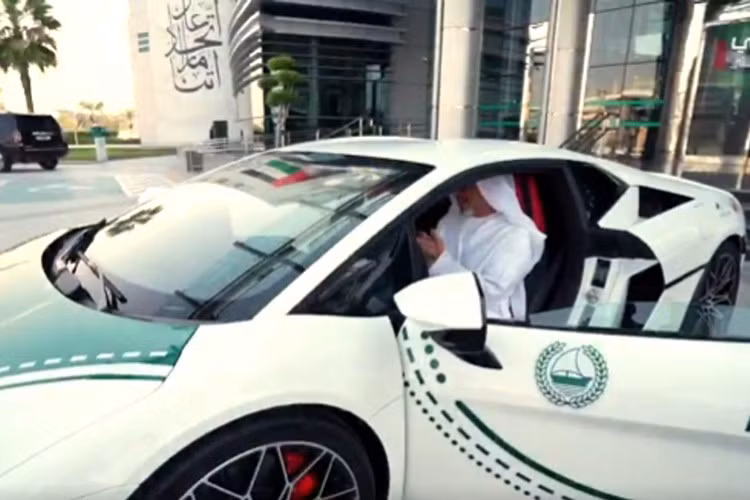 Về mặt vận hành, Lamborghini Temerario sở hữu hệ truyền động hybrid với sự kết hợp của động cơ xăng V8 dung tích 4.0L tăng áp đôi, kết hợp cùng 3 mô-tơ điện. Cấu hình này sản sinh tổng công suất lên tới 907 mã lực, cho phép xe tăng tốc từ 0-100 km/h chỉ trong 2,7 giây.
