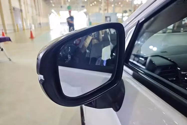 Cả ba phiên bản đều có hệ thống cảnh báo điểm mù BSI và cảnh báo phương tiện cắt ngang phía sau. Gói Honda Sensing tiếp tục hiện diện với các tính năng như phanh giảm thiểu va chạm, ga tự động thích ứng, hỗ trợ giữ làn và giảm thiểu chệch làn đường. Bản RS e:HEV có thêm chức năng hỗ trợ bám theo xe phía trước ở tốc độ thấp khi sử dụng ga tự động thích ứng.