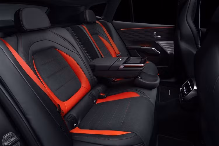 Dòng SUV điện mới của AMG được áp dụng kiến trúc điện 800V. Bản GT53 sở hữu bộ pin dung lượng 106 kWh, hỗ trợ công suất sạc tối đa 600 kW, cho phép nạp thêm 380 km tầm vận hành (theo tiêu chuẩn WLTP) chỉ trong 10 phút. Hai bản GT55 và GT63 sở hữu bộ pin dung lượng lớn hơn, đạt 128 kWh, hỗ trợ sạc nhanh tối đa 710 kW.