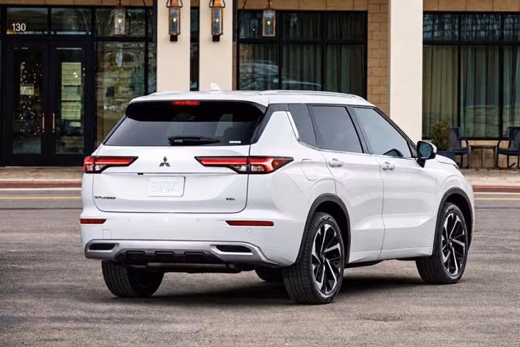 Ở thế hệ mới, Mitsubishi Outlander sở hữu kích thước tổng thể với chiều dài 4.710 mm, rộng 1.862 mm, cao 1.740 mm và chiều dài cơ sở đạt 2.706 mm, đi cùng khoảng sáng gầm xe khoảng 210 mm. Các thông số này đều gia tăng đáng kể so với thế hệ trước đó.