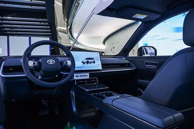 Các trang bị đáng chú ý của Toyota bZ3X Knight Edition bao gồm hệ thống âm thanh Yamaha 11 loa, ghế trước có chức năng sưởi/thông gió/massage à các bàn gấp nhỏ phía sau ghế trước tương tự những gì thường thấy trên khoang hành khách của máy bay thương mại.
