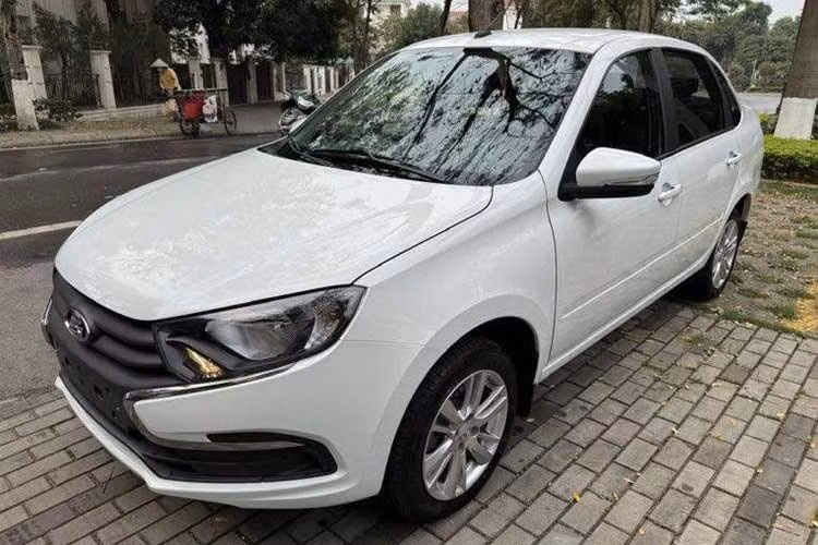 Ở phân khúc cao hơn, Lada Vesta được chào bán với giá 475 triệu đồng. Mẫu sedan này sở hữu động cơ xăng 1.6L cho công suất tối đa 106 mã lực, đi kèm hộp số sàn 5 cấp. Với mức giá trên, Vesta sẽ cạnh tranh trực tiếp với nhiều mẫu sedan hạng B đang được phân phối tại Việt Nam như Toyota Vios hay Hyundai Accent. Tuy nhiên, so với các đối thủ cùng phân khúc, mẫu xe Nga không sở hữu nhiều trang bị công nghệ hay tiện nghi hiện đại.