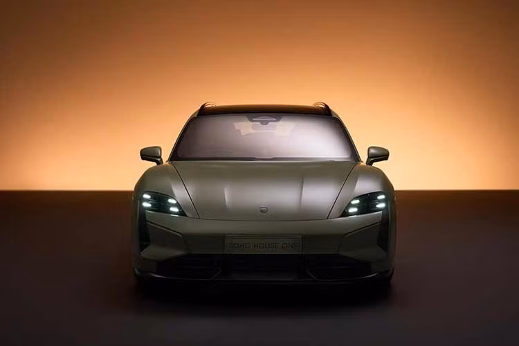 Mức giá của Taycan Turbo S Sport Turismo Soho House One không được công bố. Trong một diễn biến liên quan, kể từ sau bản cập nhật 2026, Porsche cũng đã loại bỏ các biến thể dáng wagon của dòng Taycan gồm Sport Turismo và Cross Turismo khỏi thị trường Mỹ.