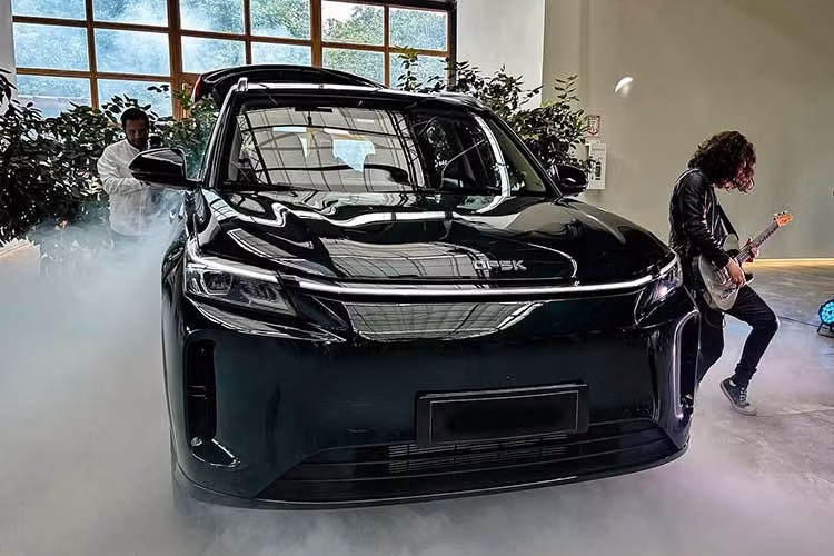 Sở hữu 4 chế độ lái, gồm Eco, Comfort, Sport và Snow. Hệ thống treo trước độc lập MacPherson và hệ thống treo sau độc lập đa liên kết là những trang bị đáng chú ý còn lại của DFSK E5 Plus. Sau Indonesia, DFSK có thể sẽ đưa E5 Plus đến những thị trường Đông Nam Á khác như Việt Nam và Thái Lan. Tại Việt Nam, mẫu xe đầu tiên mà DFSK phân phối dự kiến là E5 Hybrid.