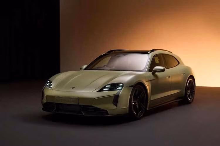 Porsche vừa cho ra mắt Taycan Turbo S Sport Turismo Soho House One chạy điện mới, được thiết kế để kết hợp những đặc điểm kinh điển của Porsche với phong cách đặc trưng của thương hiệu nội thất cao cấp Soho Home.