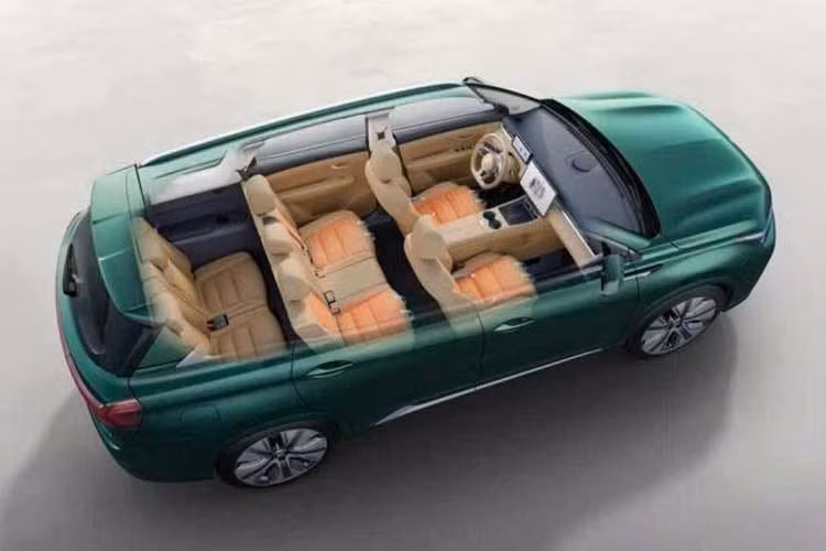 Nằm bên dưới nắp ca-pô là động cơ xăng 4 xi-lanh, dung tích 1.5L, cho công suất tối đa 92 mã lực và mô-men xoắn cực đại 130 Nm. Tuy nhiên, động cơ này chỉ đóng vai trò phát điện cho pin và không trực tiếp truyền lực tới bánh xe. Nhiệm vụ truyền động thuộc về mô-tơ điện có công suất tối đa 218 mã lực và mô-men xoắn cực đại 280 Nm, kết hợp với bộ pin lithium-ion (LFP) dung lượng 25,3 kWh cùng hệ dẫn động cầu trước (FWD).