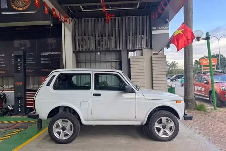 Tuy nhiên, cấu hình cơ khí đơn giản lại có thể trở thành lợi thế riêng của thương hiệu Nga. Việc ít phụ thuộc vào các hệ thống điện tử phức tạp giúp xe dễ sửa chữa, thuận tiện cho bảo dưỡng và nâng cấp. Đây có thể là yếu tố thu hút nhóm khách hàng đề cao độ bền, tính thực dụng và chi phí sử dụng thấp.