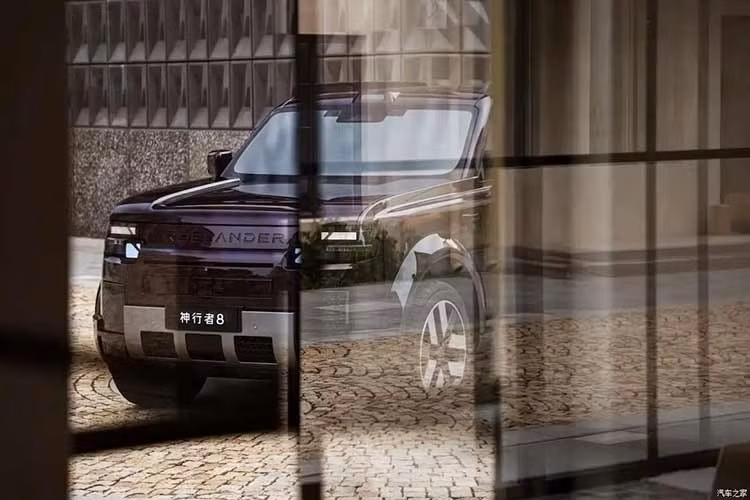 Hệ truyền động của Freelander 8 sử dụng máy xăng 4 xi-lanh, tăng áp, dung tích 1.5L với công suất tối đa 115 kW (khoảng 154 mã lực), đóng vai trò như bộ mở rộng phạm vi hoạt động.